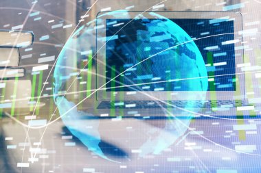 İş teması simgelerinin çoklu pozlandırılması ve bilgisayar geçmişi olan masa. Başarı kavramı.