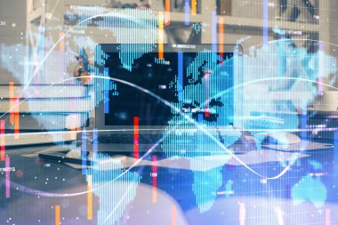 İş teması simgelerinin çoklu pozlandırılması ve bilgisayar geçmişi olan masa. Başarı kavramı.