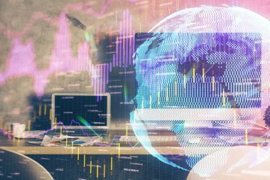 Forx grafiği ve bilgisayarla çalışma alanını iki katına çıkar. Uluslararası çevrimiçi ticaret kavramı.