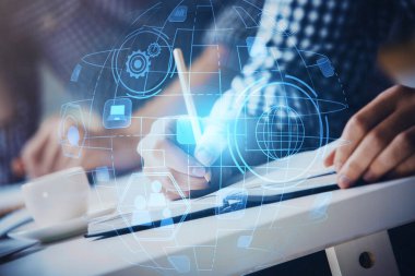 Adamın elleri arka planda notlarla çalışıyor. Sosyal ağ konsepti. Kalabalık kaynağı. Küresel. Çoklu pozlama.