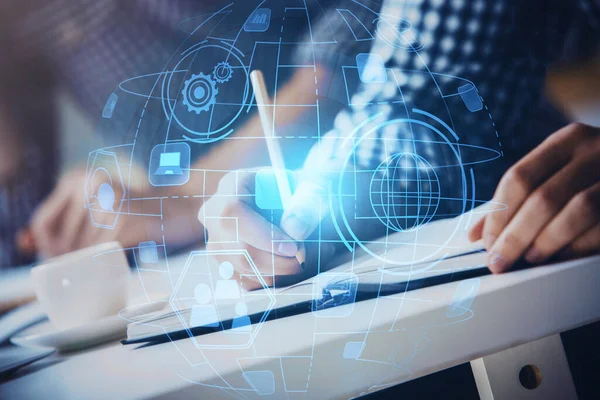 Adamın elleri arka planda notlarla çalışıyor. Sosyal ağ konsepti. Kalabalık kaynağı. Küresel. Çoklu pozlama.