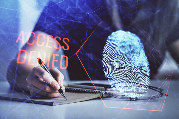 Голубая голограмма отпечатков пальцев над женскими руками, делающая заметки. Концепция защиты. Двойное воздействие