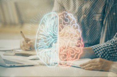 Adam klavyede beyin hologramıyla yazı yazıyor. Büyük Veri Kavramı.