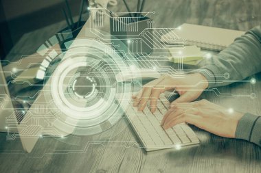 Bilgisayar arkaplanı üzerinde çalışan elleri olan iki kez teknolojik çizimlere maruz kalmış. Yenilik kavramı.