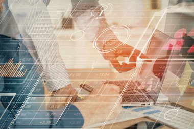 Bilgisayar geçmişi üzerinde çalışan bir adamla çok sayıda teknolojik çizime maruz kalmış. Yenilik kavramı.