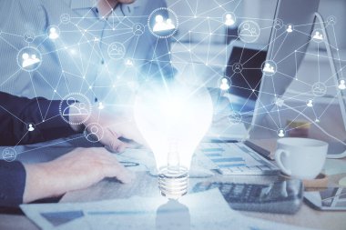 Arkaplanda bilgisayar üzerinde çalışan iş adamıyla birlikte büyüyen oklar. Başarı konsepti. Çift pozlama.