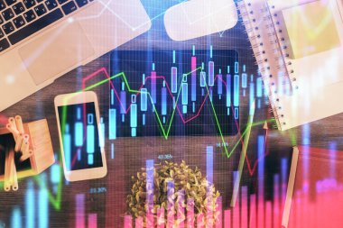 Masaüstünde telefonlu ön x grafik hologramına çift pozlama. Üst Manzara. Mobil ticaret platformu kavramı.