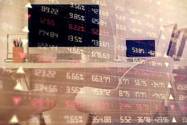 Borsa grafik çizimi ve ofis içi arka planının iki katına çıkarılması. Mali analiz kavramı.
