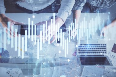 Birlikte çalışan kadın ve erkeğin çifte pozu ve finansal grafik hologramı çizimi. Pazar analizi konsepti. Bilgisayar arkaplanı. Üst Görünüm.