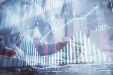 Kadın ve erkeğin birlikte çalışması ve finansal grafik hologramı. İş konsepti. Bilgisayar arkaplanı.