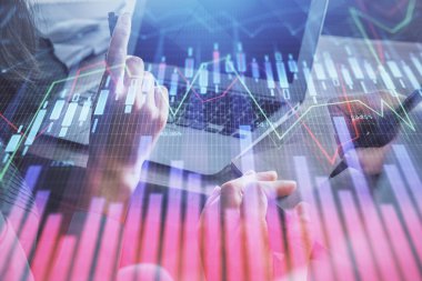 Kadın ve erkeğin birlikte çalıştığı çifte pozlama ve ön plan hologramı. İş konsepti. Bilgisayar arkaplanı.