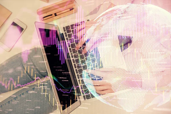 双曝光的妇女手工作在计算机和外汇图形全息图绘图 顶视图 财务分析概念 — 图库照片