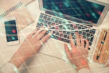 Bilgisayar ve ön grafik hologram çizimi üzerinde çalışan kadın elleri çift pozlama. Üst Manzara. Mali analiz kavramı.