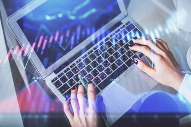 Bilgisayar ve ön x çizim hologramı üzerinde çalışan kadın elleri çift pozlama. Üst Manzara. Mali analiz kavramı.