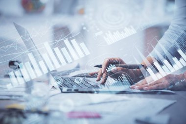 Bilgisayarda ve ön x grafik hologram çiziminde kadın eli yazarken çift pozlama. Borsa yatırım kavramı.
