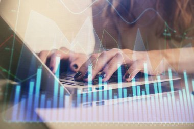 Bilgisayarda ve ön x grafik hologram çiziminde kadın eli yazarken çift pozlama. Borsa yatırım kavramı.