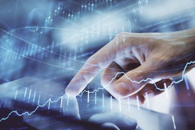 Dijital telefon ve forx grafik çizimi kullanarak adamın elini tutarken birden fazla pozlama. Finansal piyasa kavramı.