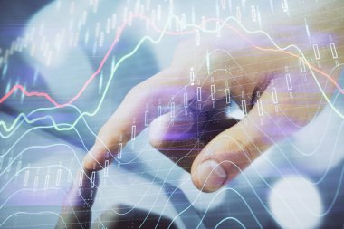 Bir adamın el ele tutuşması ve telefon ve finansal çizim kullanması. Pazar analizi kavramı.