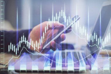 Bir adamın elini tutarken ve bir telefon ve mali grafik çizimi kullanırken çift pozlama. Analiz kavramı.