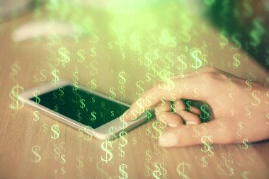 Ön x çizelgesine çift pozlama, hologram çizimi ve cep telefonu kullanan bir kadın. Finansal piyasa kavramı.