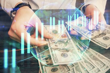 Finansal grafiğe çoklu pozlama hologram, Amerikan dolarları ve insan eli. Analiz kavramı.