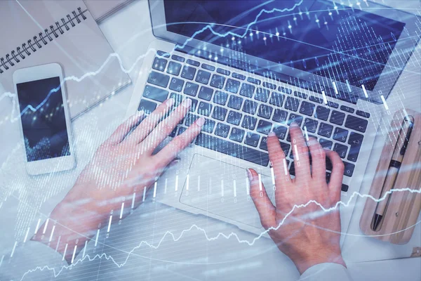 Bilgisayar ve ön grafik hologram çizimi üzerinde çalışan kadın elleri çift pozlama. Üst Manzara. Mali analiz kavramı.