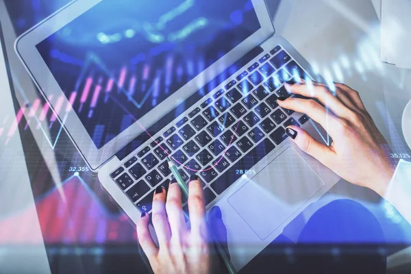 Bilgisayar ve ön x çizim hologramı üzerinde çalışan kadın elleri çift pozlama. Üst Manzara. Mali analiz kavramı.