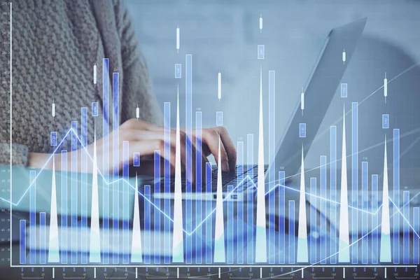 コンピュータと外国為替チャートのホログラム図面に入力する女性の手の二重露出 株式市場分析の概念 — ストック写真