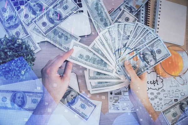Finansal grafiğe çoklu pozlama hologram, Amerikan dolarları ve insan eli. Analiz kavramı.
