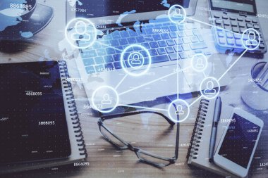 Sosyal ağ hologramıyla birlikte bilgisayar masaüstünde. Çifte maruziyet. Uluslararası insan ilişkileri kavramı.