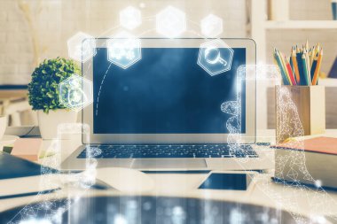Bilgisayar, teknoloji temalı hologramla birlikte ofiste. Çifte maruziyet. Teknoloji kavramı.