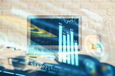 Bilgisayar, teknoloji temalı hologramla birlikte ofiste. Çifte maruziyet. Teknoloji kavramı.