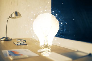 Bilgisayar ofisinde ampul simgesi hologramıyla birlikte. Çifte maruziyet. Fikir kavramı.