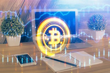 Blockchain temalı holograma ve bilgisayar arkaplanlı masaya çift pozlama. Bitcoin şifreleme para birimi kavramı.