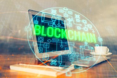 Blockchain temalı holograma ve bilgisayar arkaplanlı masaya çoklu maruz kalma. Bitcoin şifreleme para birimi kavramı.