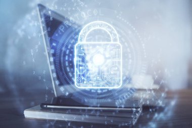 Bilgisayar ve ikon hologramı ile masaüstüne çift pozlama. Veri güvenliği kavramı.