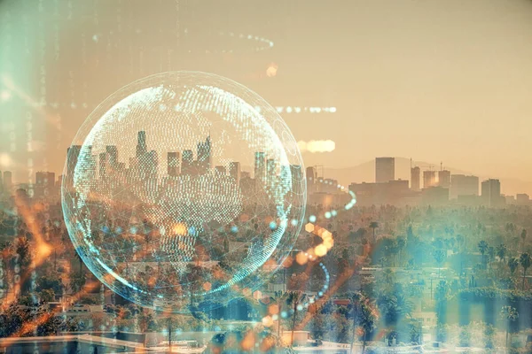 Şehir görünümünde harita ve veri temalı hologram ile gökdelenler arka planda çift pozlama. İş kavramında uluslararası teknoloji.