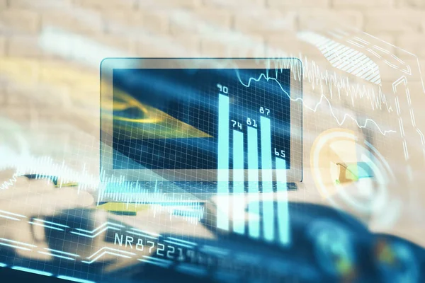 Bilgisayar, teknoloji temalı hologramla birlikte ofiste. Çifte maruziyet. Teknoloji kavramı.