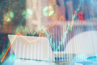 Masası ve kişisel bilgisayarı olan borsa grafiği. Çifte maruziyet. Mali analiz kavramı.