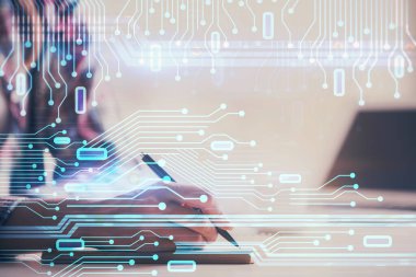 Veri teknolojisi hud 'u ile arka planda bir kadının el yazısı iki kez gösteriliyor. Büyük veri kavramı.