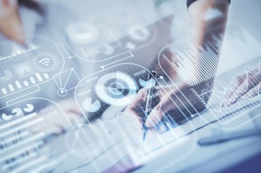 Teknoloji temalı hologramlar, arka plan notları alan kadınların elleri üzerinde. Teknoloji kavramı. Çift pozlama