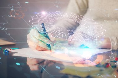 Veri teknolojisi hologramıyla arka planda el yazısının iki katına çıkarılması. Büyük veri kavramı.