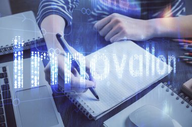 Dijital kodlama simgeleriyle notlar alan ellere çift pozlama. Bilgisayar öğrenme kavramı.