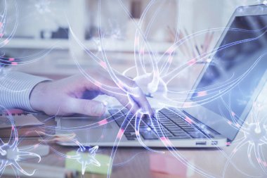 Nöron hologramı, arka planda bilgisayarla çalışan bir adam. Eğitim konsepti. Çift pozlama.