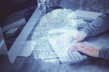 Arka planda bilgisayar üzerinde çalışan iş adamı ile parmak izi hologramı. Güvenlik kavramı. Çift pozlama.