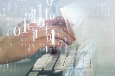 Bilgisayar geçmişi üzerinde çalışan bir adamla çok sayıda teknolojik çizime maruz kalmış. Yenilik kavramı.