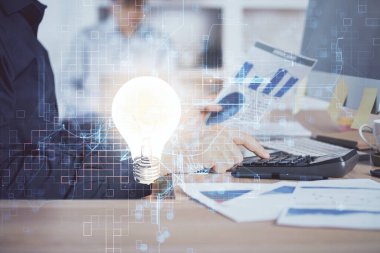 Arkaplanda bilgisayar üzerinde çalışan iş adamıyla birlikte büyüyen oklar. Başarı konsepti. Çift pozlama.