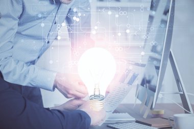 Arkaplanda bilgisayar üzerinde çalışan iş adamıyla birlikte büyüyen oklar. Başarı konsepti. Çift pozlama.