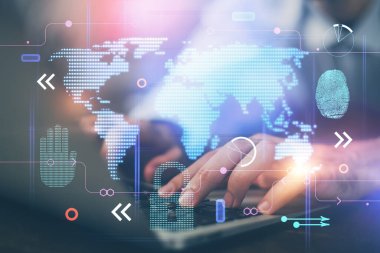 Arka planda bilgisayarla çalışan bir adamla dünya haritası hologramına çift pozlama. Dünya çapında ağ kavramı.