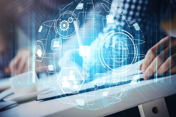 Adamın elleri arka planda notlarla çalışıyor. Sosyal ağ konsepti. Kalabalık kaynağı. Küresel. Çoklu pozlama.